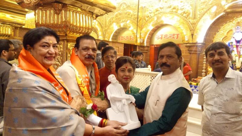 गोविंद नामदेव यांचा प्रतिशिर्डी साईबाबा मंदिर शिरगाव येथे सत्कार करताना मंदिराचे प्रमुख विश्वस्त मा.आ.प्रकाशजी  देवळे साहेब व विश्वस्त सचिव  सौ.सपना लालचंदाणी 